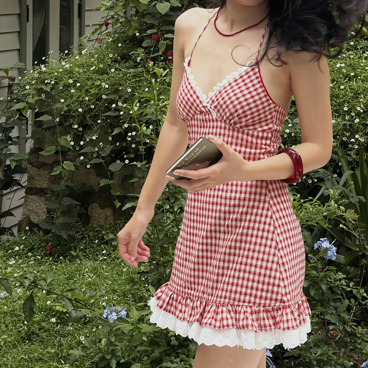 Đầm Caro Đỏ Cổ Yếm Dáng Chữ A Quyến Rũ Tôn Dáng Pepper Clothing Đầm Mini Cổ V Phối Ren Dáng Ngắn Sexy - Emma Dress | BigBuy360 - bigbuy360.vn