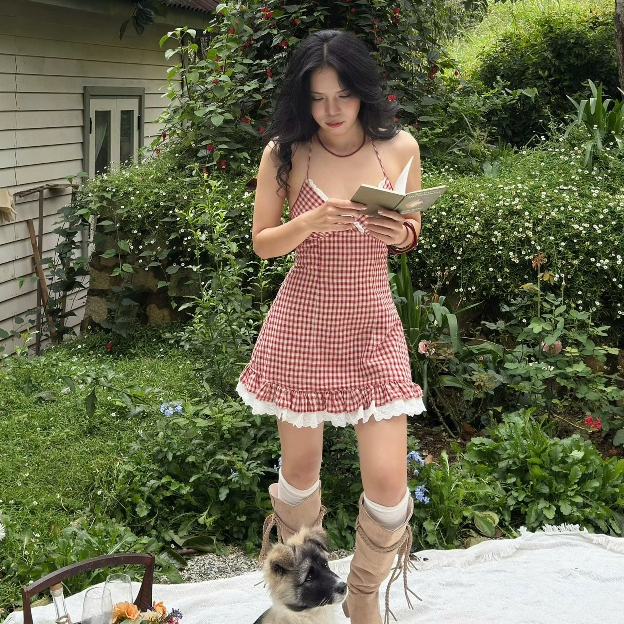 Đầm Caro Đỏ Cổ Yếm Dáng Chữ A Quyến Rũ Tôn Dáng Pepper Clothing Đầm Mini Cổ V Phối Ren Dáng Ngắn Sexy - Emma Dress | BigBuy360 - bigbuy360.vn