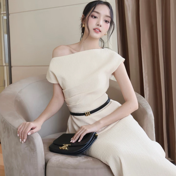 BBSTORE'S Áo Kiểu Tiệc Nữ Xốp Dập Lệch Vai Peplum Nhún Eo Sang Chảnh A4317B - Chân Váy Dài Dự Tiệc Xòe Đuôi Cá V4318B