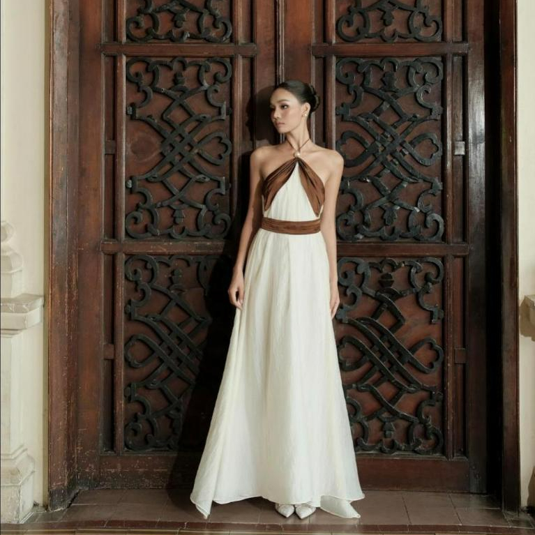 Đầm Dài Dự Tiệc Feline Dress Cổ Yếm Đính Ngọc Trai Tơ Xốp Phối Lụa Tô Châu
