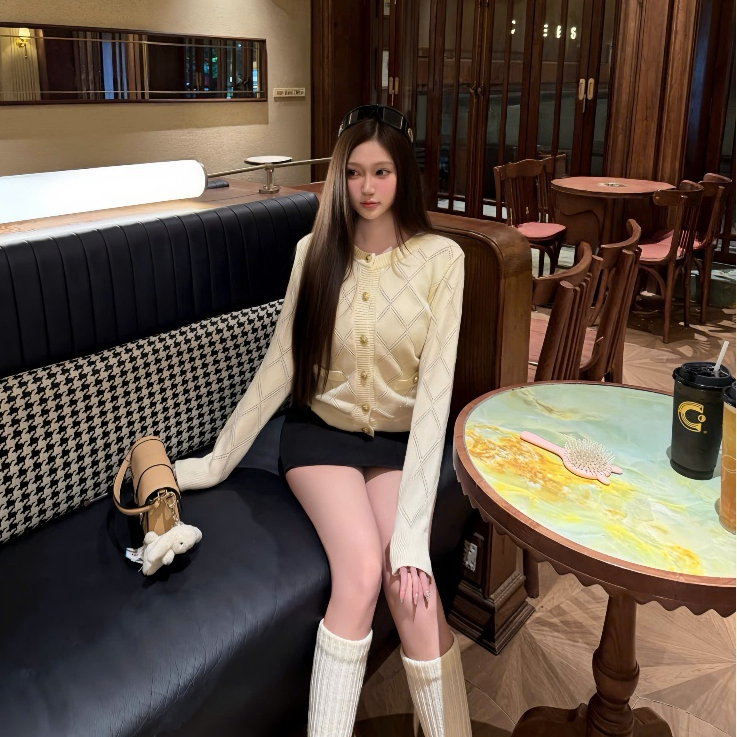 TENDRE -  Áo Len Nữ Dệt Kim Lỗ Thoáng Cổ Tròn, Áo Len Cardigan Nữ Dáng Ôm Hàn Quốc Thanh Lịch Dễ Phối Đồ B60