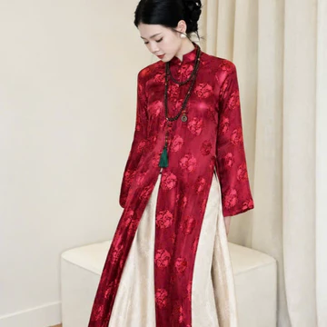 Sét áo dài tứ thân-Một chút kiêu sa, một chút hoài cổ – vừa đủ để nàng nổi bật trong mọi khung hình.