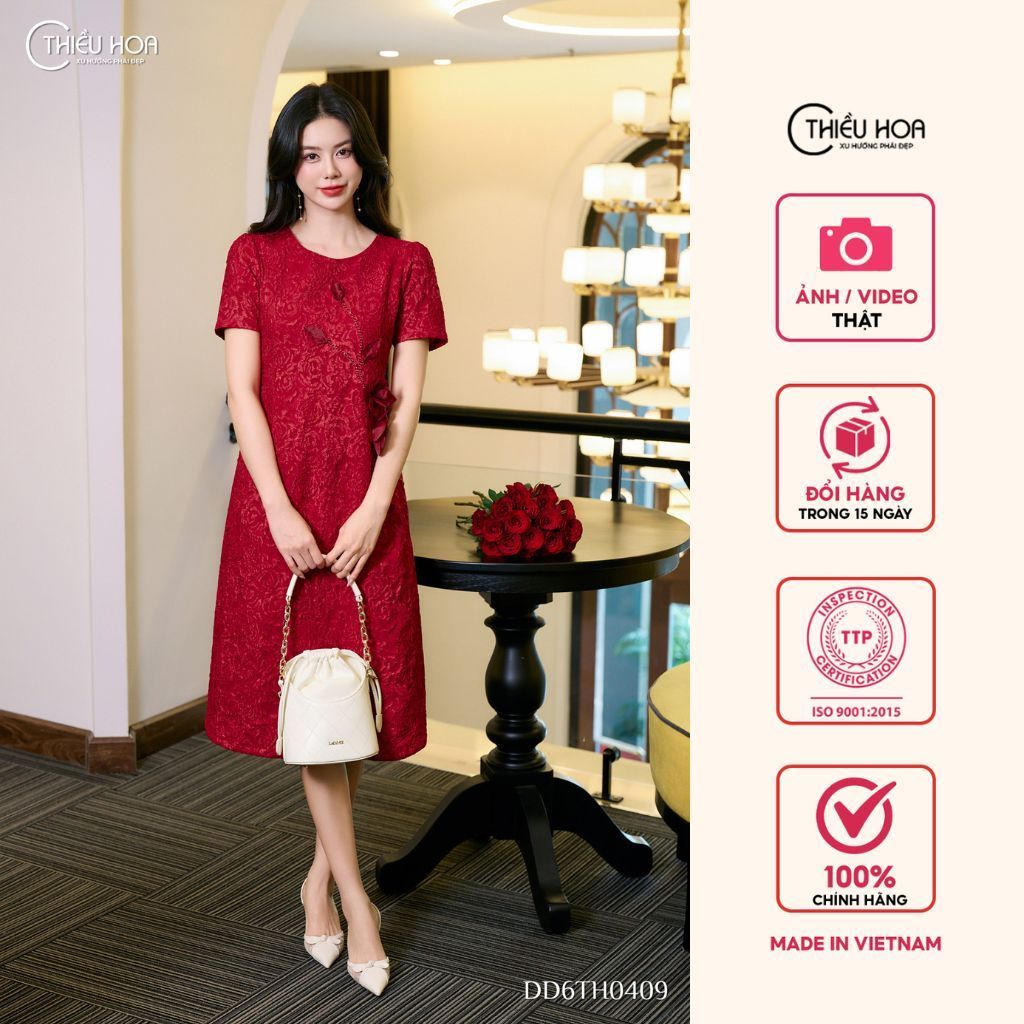 Đầm trung niên được làm từ chất liệu Gấm hoa với thiết kế thanh lịch sang trọng, thương hiệu Thiều Hoa DD6TH0409