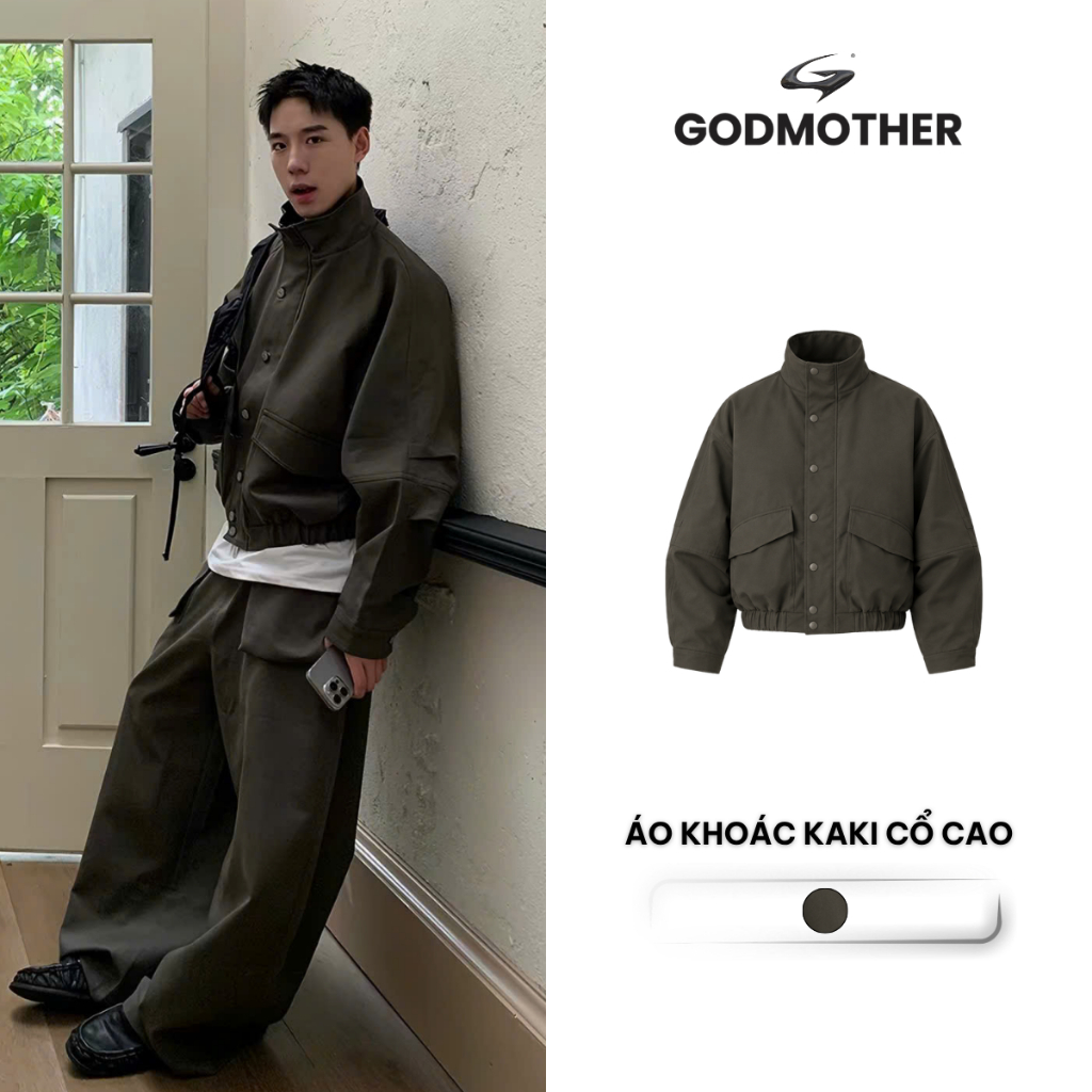 Áo Khoác Kaki Cổ Cao GODMOTHER Thiết Kế Bo Chun Gấu Túi Hộp Phong Cách Tối Giản OWF26007