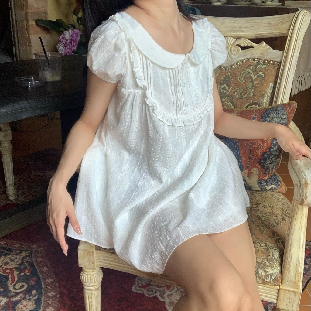 PACO - Bloom dress, đầm babydoll trắng tiểu thư cổ sen phối bèo, vải dệt nổi dáng xòe che bụng