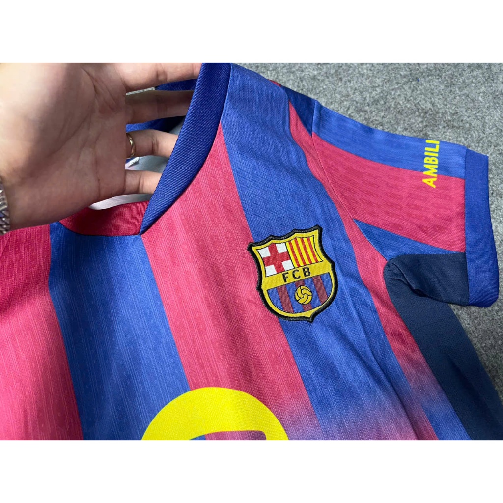 Bộ Quần Áo Bóng Đá Trẻ Em CLB Barca Sân Nhà 25/26, Áo Đá Banh Barcelona - Vải Mè Kim Cao Cấp