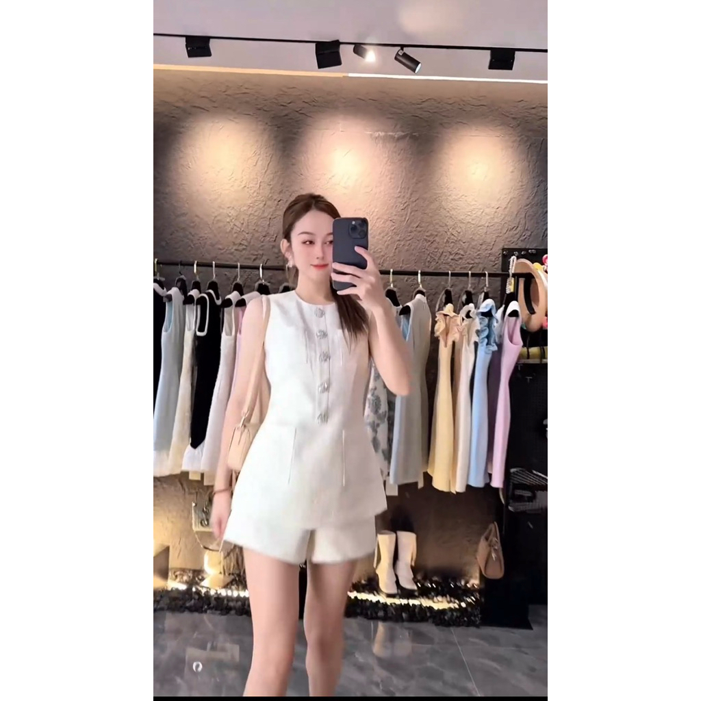 Set áo sát nách phối quần short nữ màu kem, thiết kế nút đá sang trọng, phong cách Hàn Quốc