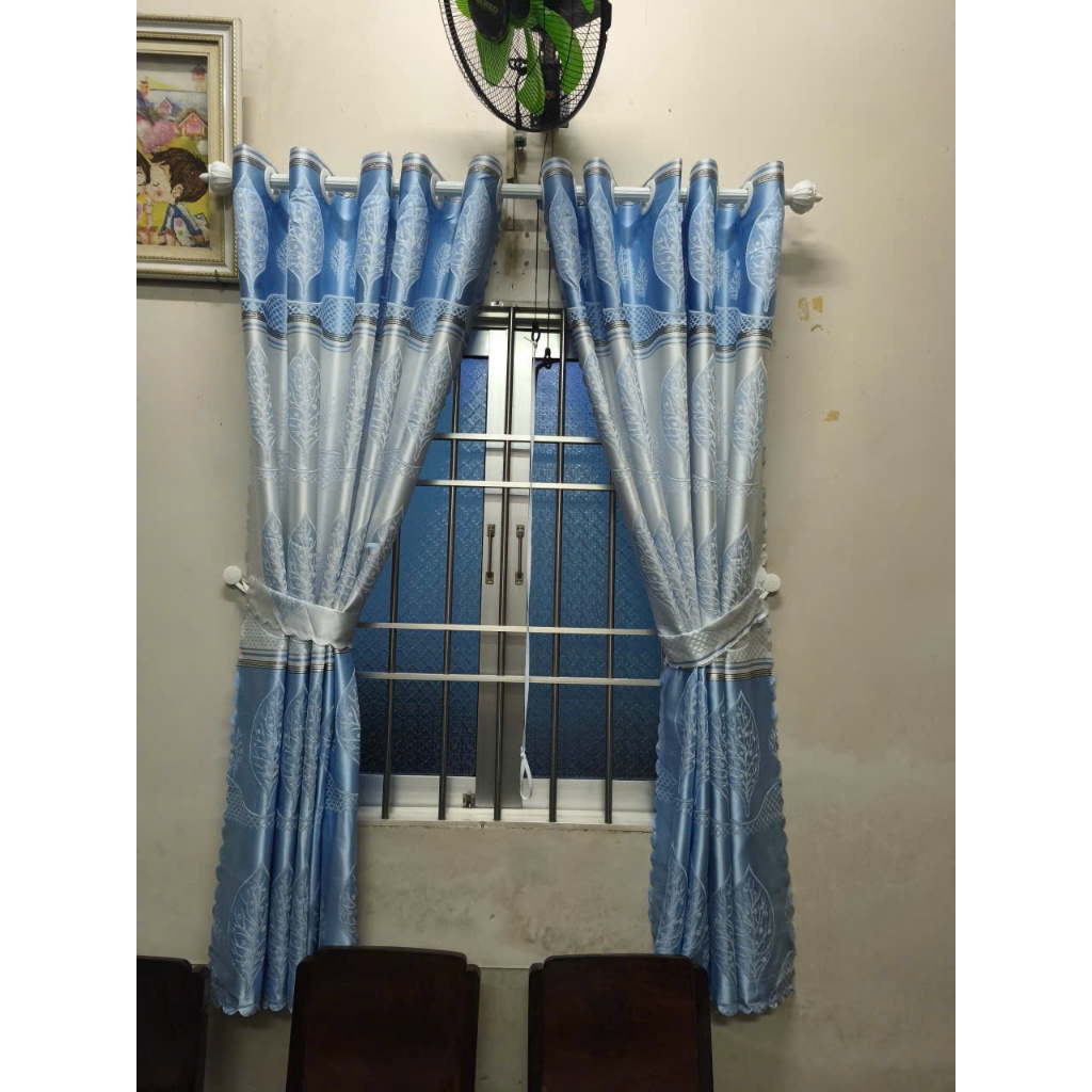 Gấm hoa văn  màu trắng xanh nhạt phối trắng hoạ tiết chiếc lá   , giá của 1 tấm rèm căng thẳng ( chua bao gồm thanh t