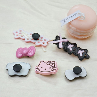 Bộ 6 Sticker, Charm 3D chủ đề Mèo black pink nhựa cứng gắn Dép Sục, Cá Sấu Mita JB-369