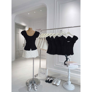 (lẻ áo + váy) Set áo đen cổ vuông bèo xẻ tà đính nơ kèm chân váy chấm bi form A trẻ trung, năng động - SEP House