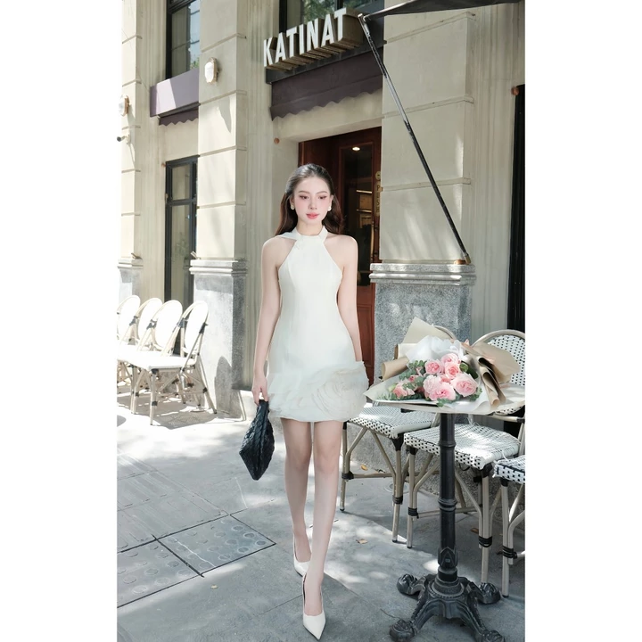 Đầm yếm khăn cổ chân hoa lệch thiết kế gợi cảm thanh lịch 1P07.2505K, đầm cổ yếm cách điệu nữ tính thiết kế bởi JM Dress