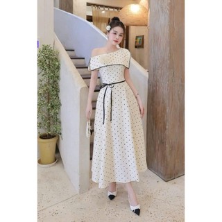 Đầm thời trang nữ chất Mango trễ vai 1 bên in chấm bi cực sang kèm phụ kiện hoa gài nổi bật váy maxi dáng xoè