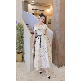 Đầm thời trang nữ chất Mango trễ vai 1 bên in chấm bi cực sang kèm phụ kiện hoa gài nổi bật váy maxi dáng xoè