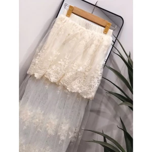Chân váy ren 2 tầng.