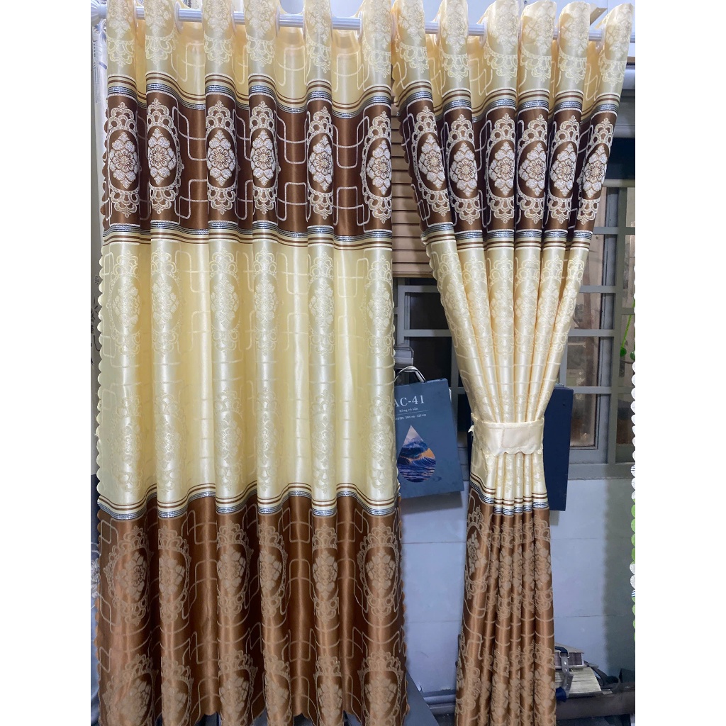 Gấm hoa văn màu nâu tây ,giá của 1 tấm rèm căng thẳng ( chua bao gồm thanh treo) vải polyster 3 lớp cản nắng 70%