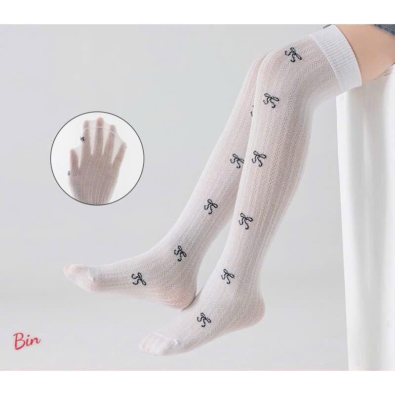 set 3 đôi tất bốt cao cho bé từ 6 đến 12 tuổi hoạ tiết tim nơ phối màu đen trắng