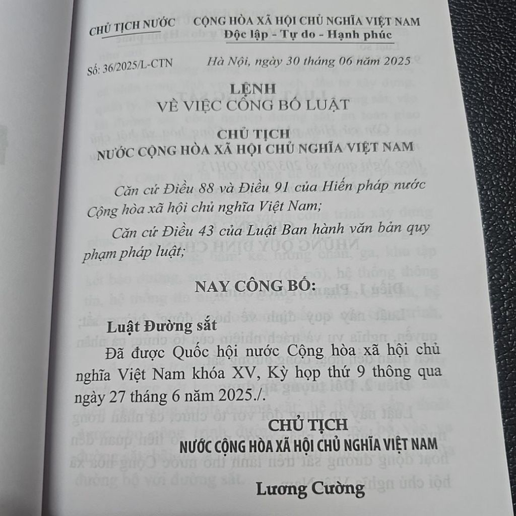 Sách - Luật đường sắt năm 2025 (NXB Lao động)