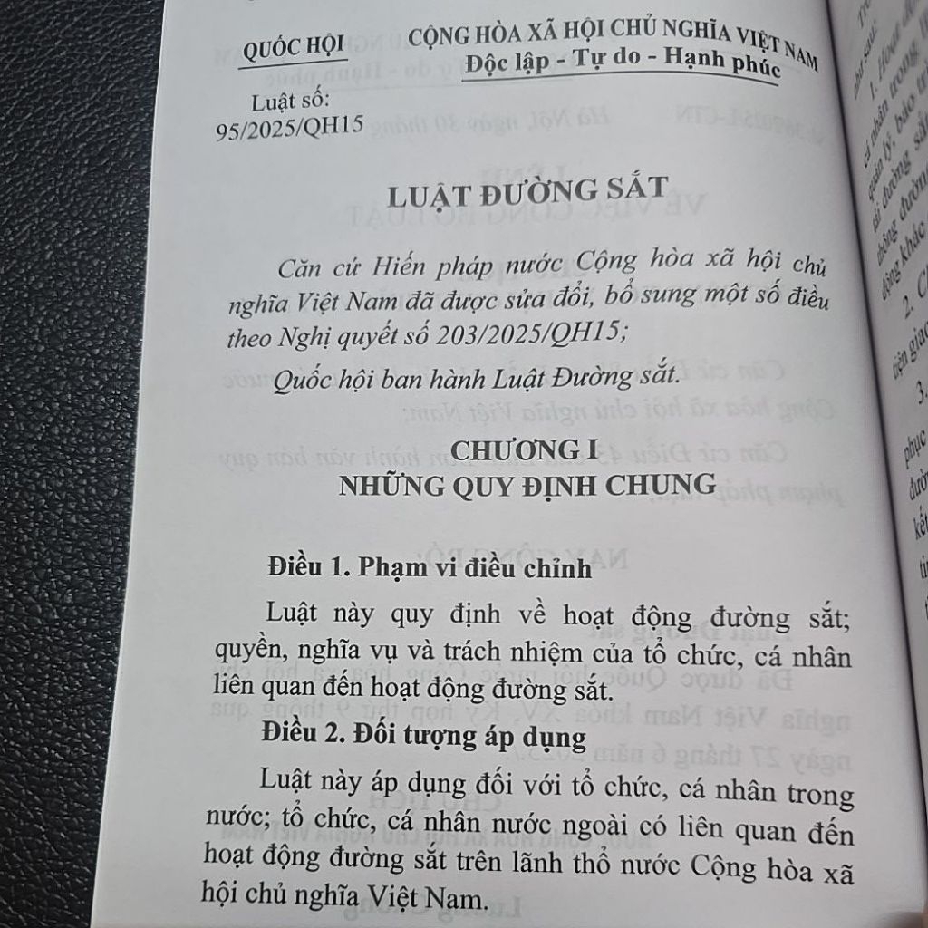 Sách - Luật đường sắt năm 2025 (NXB Lao động)