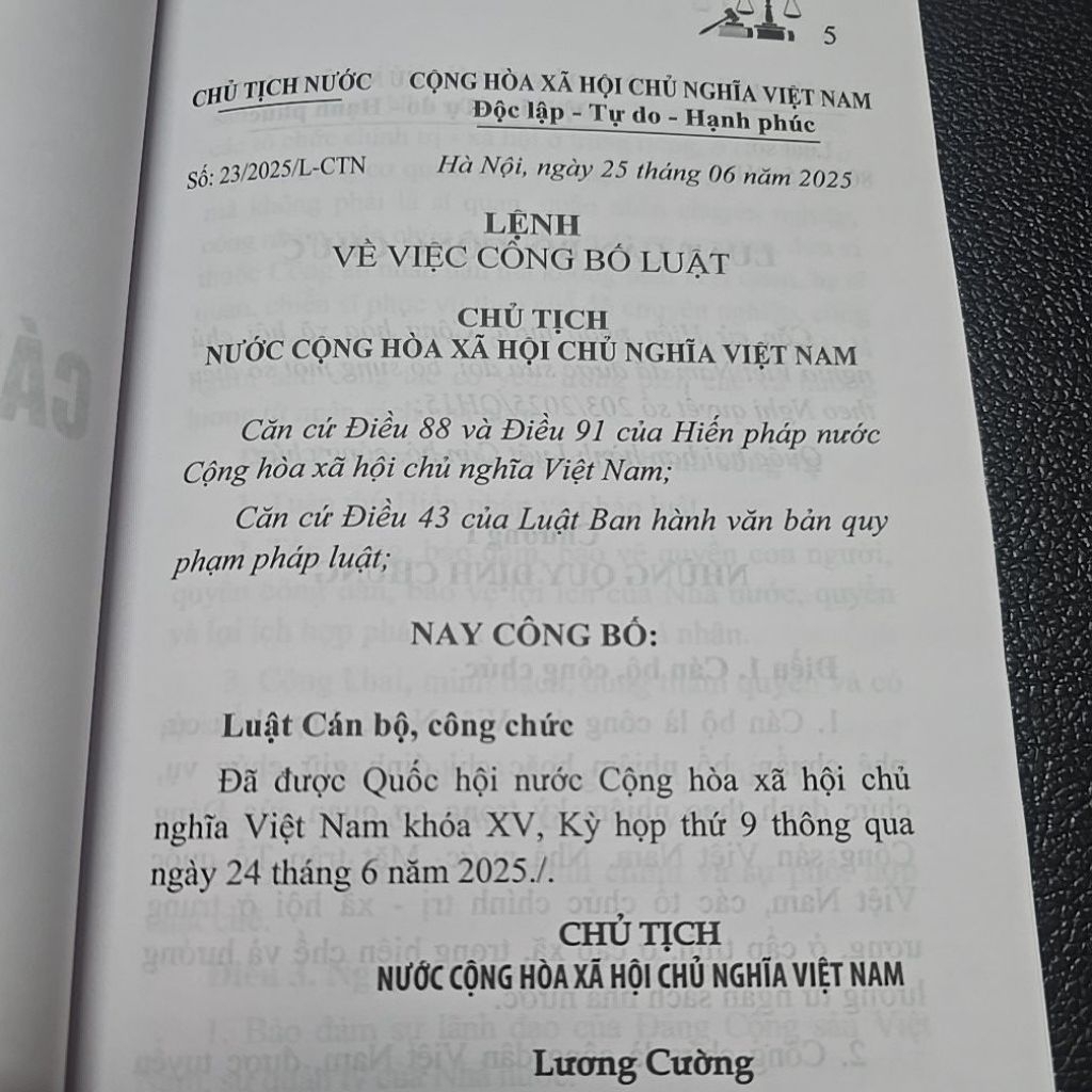 Sách - Luật cán bộ công chức năm 2025 (NXB Lao động)