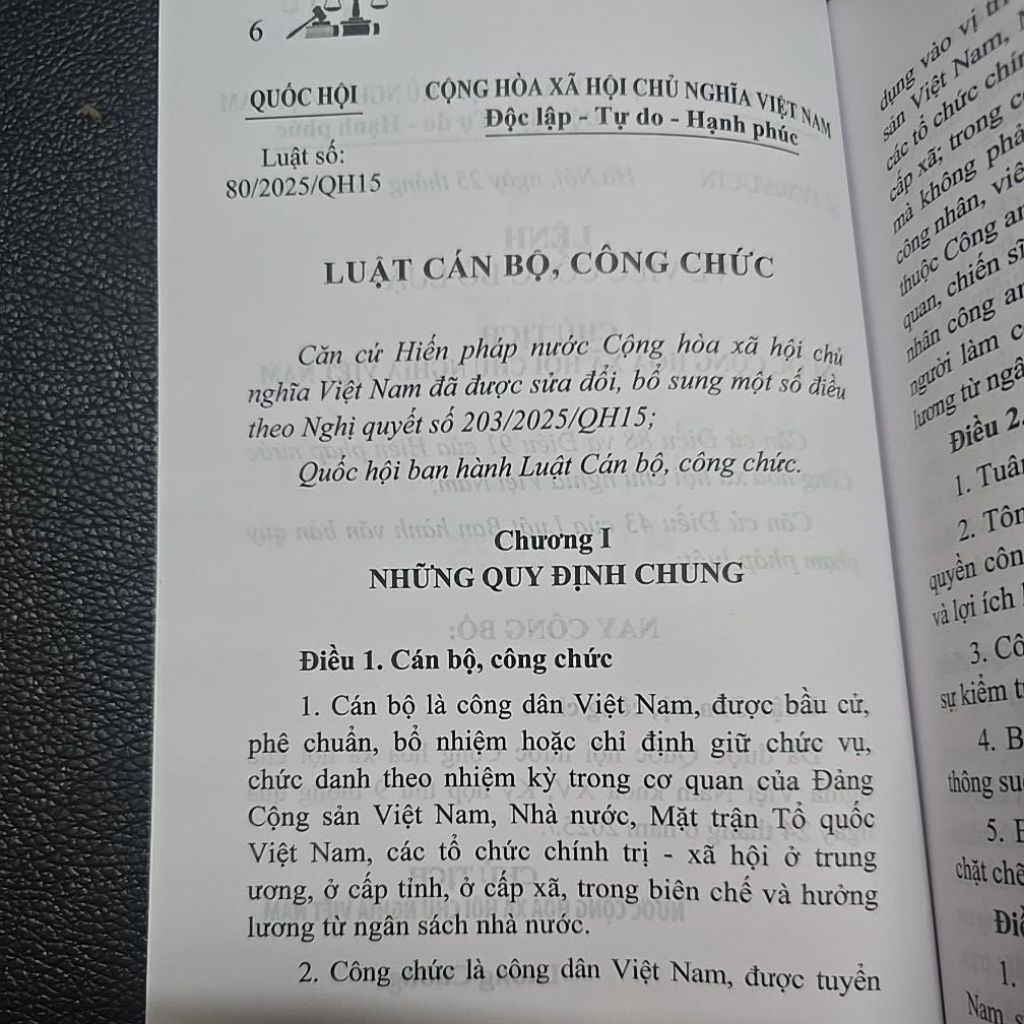 Sách - Luật cán bộ công chức năm 2025 (NXB Lao động)