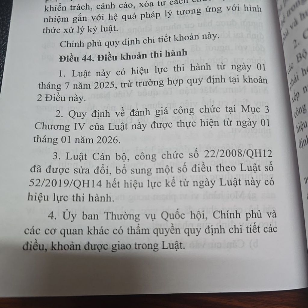 Sách - Luật cán bộ công chức năm 2025 (NXB Lao động)