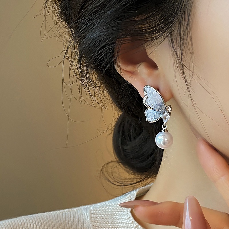 Khuyên Tai Hình Bướm Đính Đá Pha Lê Màu Xanh Dương gradient Cá Tính Đa Năng Dành Cho Bạn Nữ