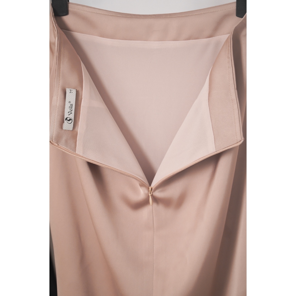 Chân Váy Lụa Công Sở Nữ Form A-Line Dài Qua Gối Màu Nude  Váy Công Sở Cao Cấp Vella VV24097