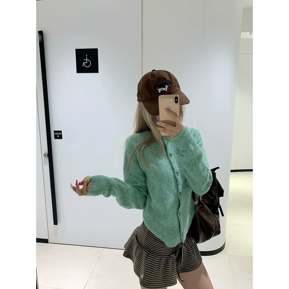 Áo khoác len cardigan màu xanh trơn cổ tròn dáng vừa cơ bản CDG005 - Tiktik