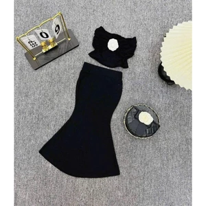 Set đồ mẹ và bé gái sang chảnh áo croptop trễ vai đính hoa kèm chân váy ôm đuôi cá đen dáng dài