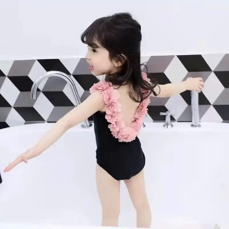 Đồ bơi bé gái liền thân màu đen phối vòng hoa – Đồ bơi trẻ em dễ thương đi biển, đi hồ bơi