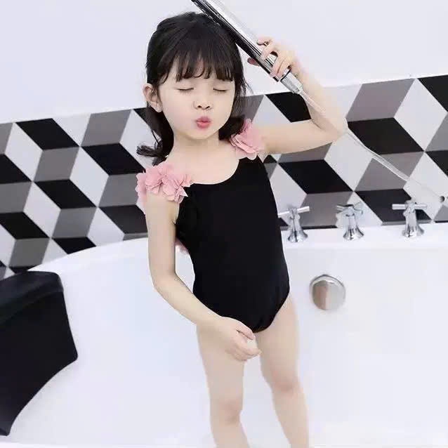 Đồ bơi bé gái liền thân màu đen phối vòng hoa – Đồ bơi trẻ em dễ thương đi biển, đi hồ bơi
