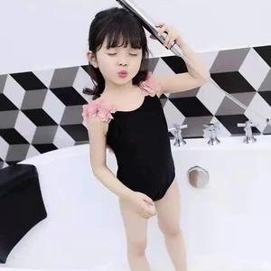 Đồ bơi bé gái liền thân màu đen phối vòng hoa – Đồ bơi trẻ em dễ thương đi biển, đi hồ bơi