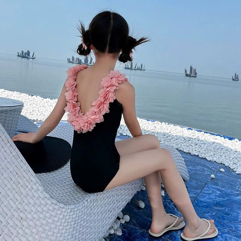 Đồ bơi bé gái liền thân màu đen phối vòng hoa – Đồ bơi trẻ em dễ thương đi biển, đi hồ bơi