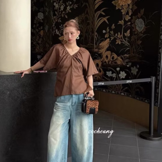 𝗟𝗮𝘂𝗿𝗮 𝗟𝗶𝗻𝗲𝗻- Áo linen cổ V chiết eo xẻ nhà BEELY