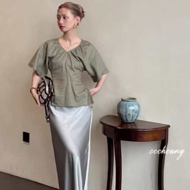 𝗟𝗮𝘂𝗿𝗮 𝗟𝗶𝗻𝗲𝗻- Áo linen cổ V chiết eo xẻ nhà BEELY