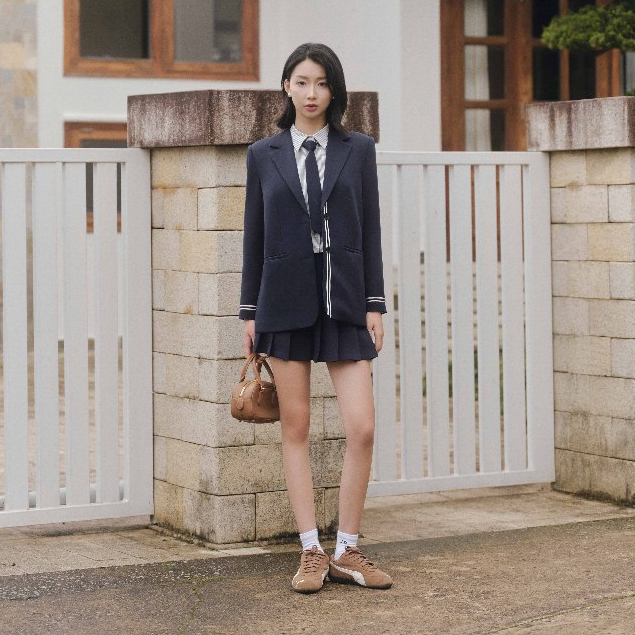 Set Áo Blazer Dáng Suông Ve K Thêu Ngực 5B06.2508K. Chân Váy Xếp Ly Đè Dây Cạp 4S25.2508W. Set Đồ Preppy Học Đường JM