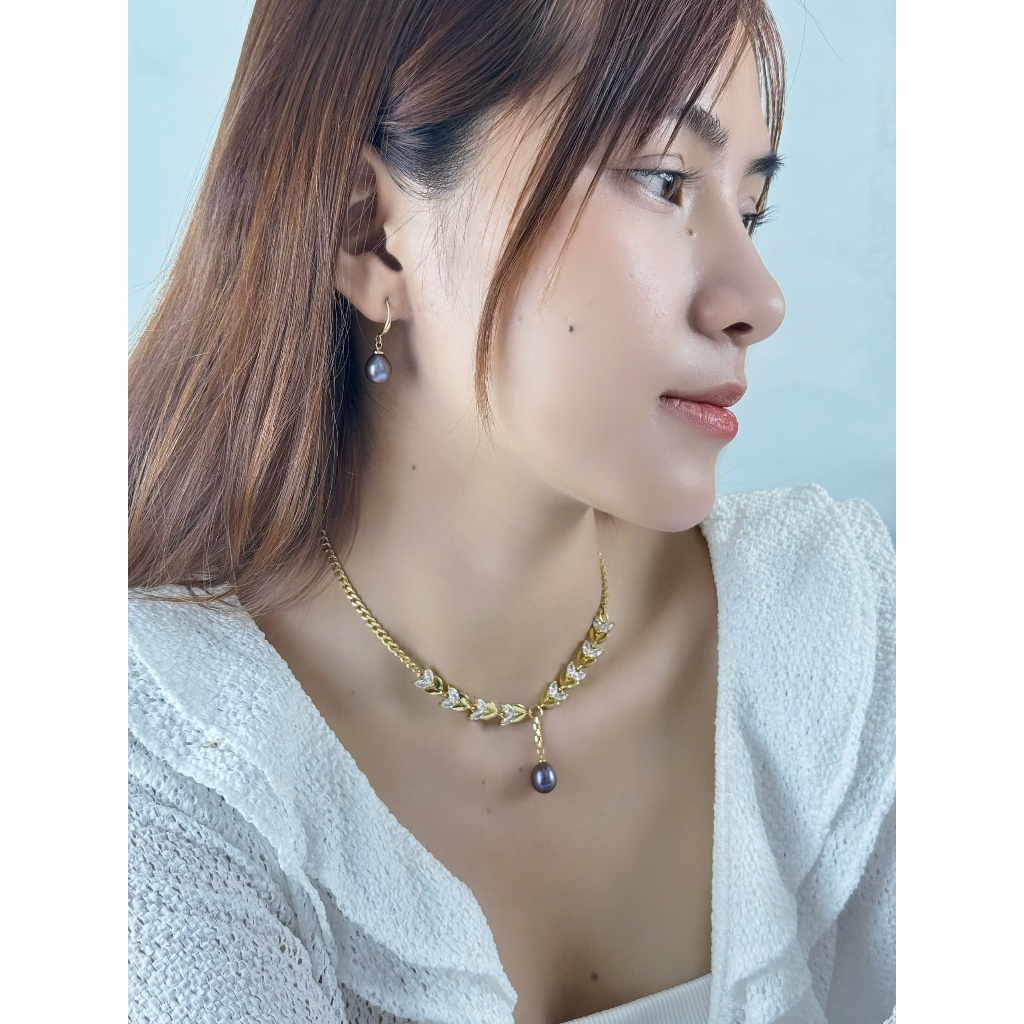 DC135 - Dây chuyền ngọc Trai 7-8 li, mặt bông lúa viền vàng, 1 hạt ngọc xanh tím, chiều dài 42-46cm, bạc mạ vàng 18K.