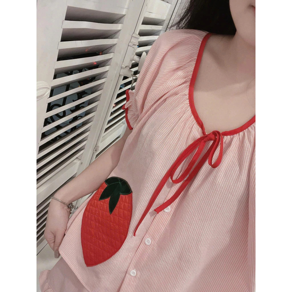 Set đồ ngủ nữ kẻ sọc hồng hình dâu tây tay ngắn viền đỏ dễ thương, bộ pijama nữ mặc nhà cute chất liệu mềm HCOM25159