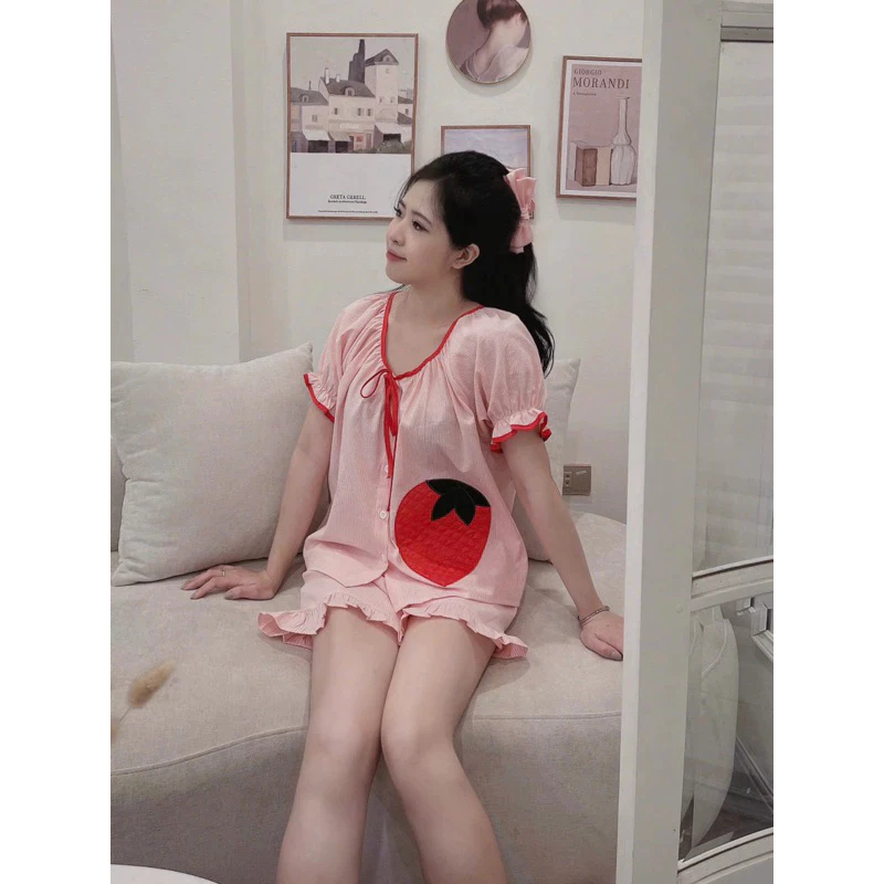 Set đồ ngủ nữ kẻ sọc hồng hình dâu tây tay ngắn viền đỏ dễ thương, bộ pijama nữ mặc nhà cute chất liệu mềm HCOM25159