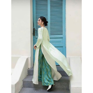 🌸 Thọ rơi – phúc lộc rơi đầy Khoác áo dài gấm thọ rơi, nàng mang theo lời chúc an khang, thịnh vượng cho cả năm