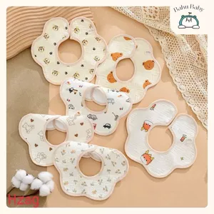 Yếm hoa chống thấm thiết kế họa tiết xinh yêu cho bé