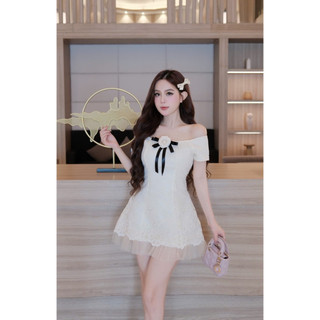 Aly Lady Dress  Váy ren thiết kế ngang vai kèm charm hoa cài ngực. Form váy A chiết eo siêu xinh