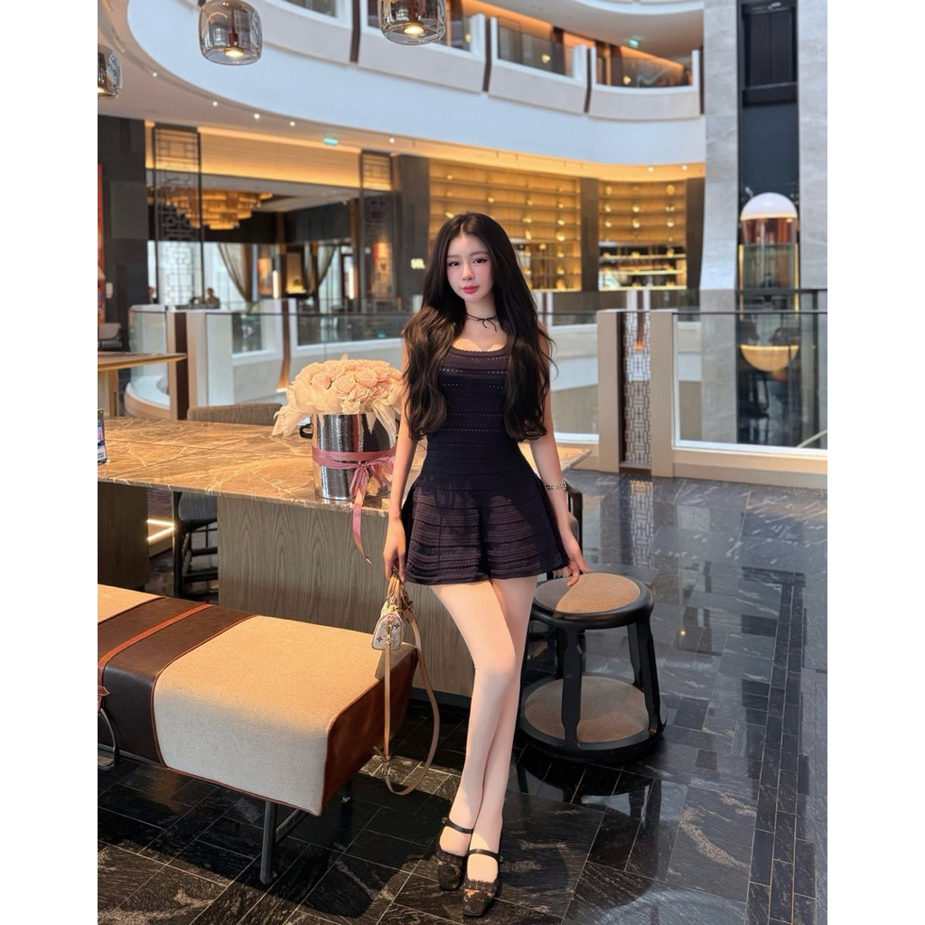 Đầm ba lỗ len xoè