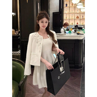 Áo khoác len dạ form ngắn cổ tròn viền đính cườm phong cách tiểu thư