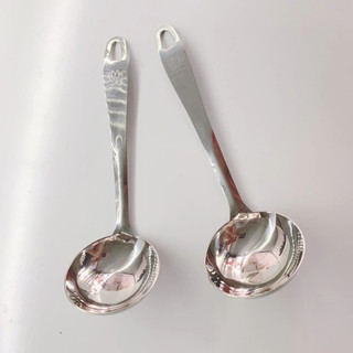 Muôi inox múc canh cán ngắn miệng tròn có lỗ treo họa tiết bông sen bền đẹp dễ sử dụng 0038