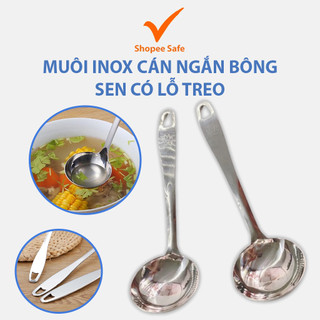 Muôi inox múc canh cán ngắn miệng tròn có lỗ treo họa tiết bông sen bền đẹp dễ sử dụng 0038