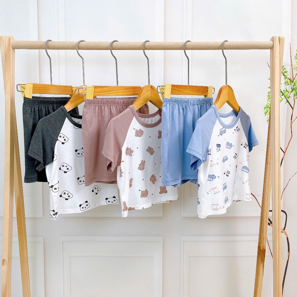 Bộ đùi bé trai sợi sồi Modal Lá Homewear A324, đồ bộ bé trai cộc tay raglan phối hình xe gấu trúc