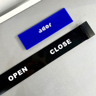 Biển Đóng Mở Cửa ADOR In Logo, Biển Đóng Mở Cửa Kim Loại Dán Kính, Biển Open Close Dán Kính