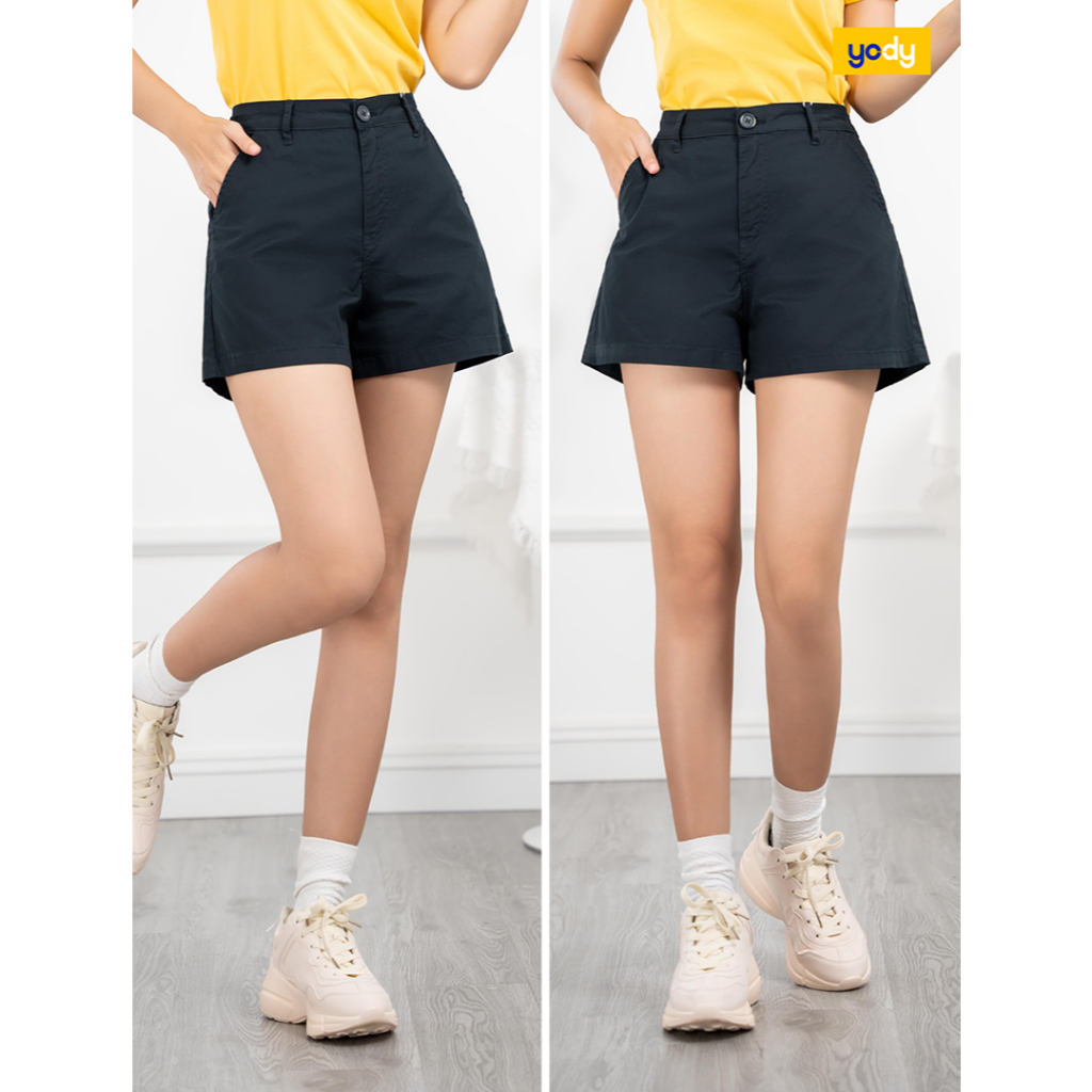 Qiz kompyuterda otirgan holda onanizm bilan shugullanadi.