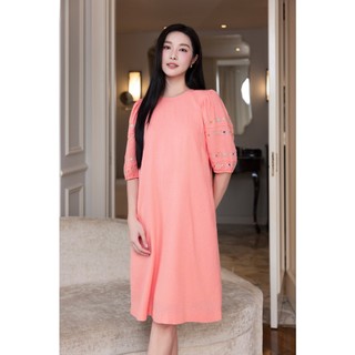 SWANLAKE | Váy Đầm Nữ Suông Vải Linen Tay Bí Lỡ Thêu Hoa Cổ Tròn Có Túi Công Sở Thanh Lịch D12768
